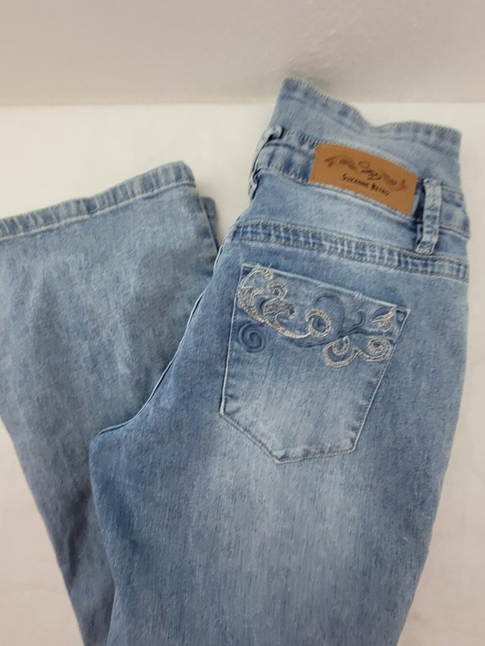Suzanne Betro Jeans Women's 8 Blue Light Wash Stretch Flare Embroidered Pockets